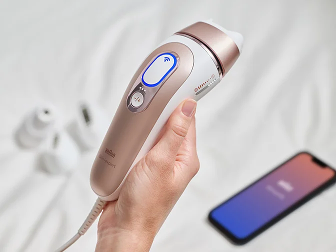 Braun Silk-expert Pro IPL - woman using silk-expert Pro 5 IPL on her armpit